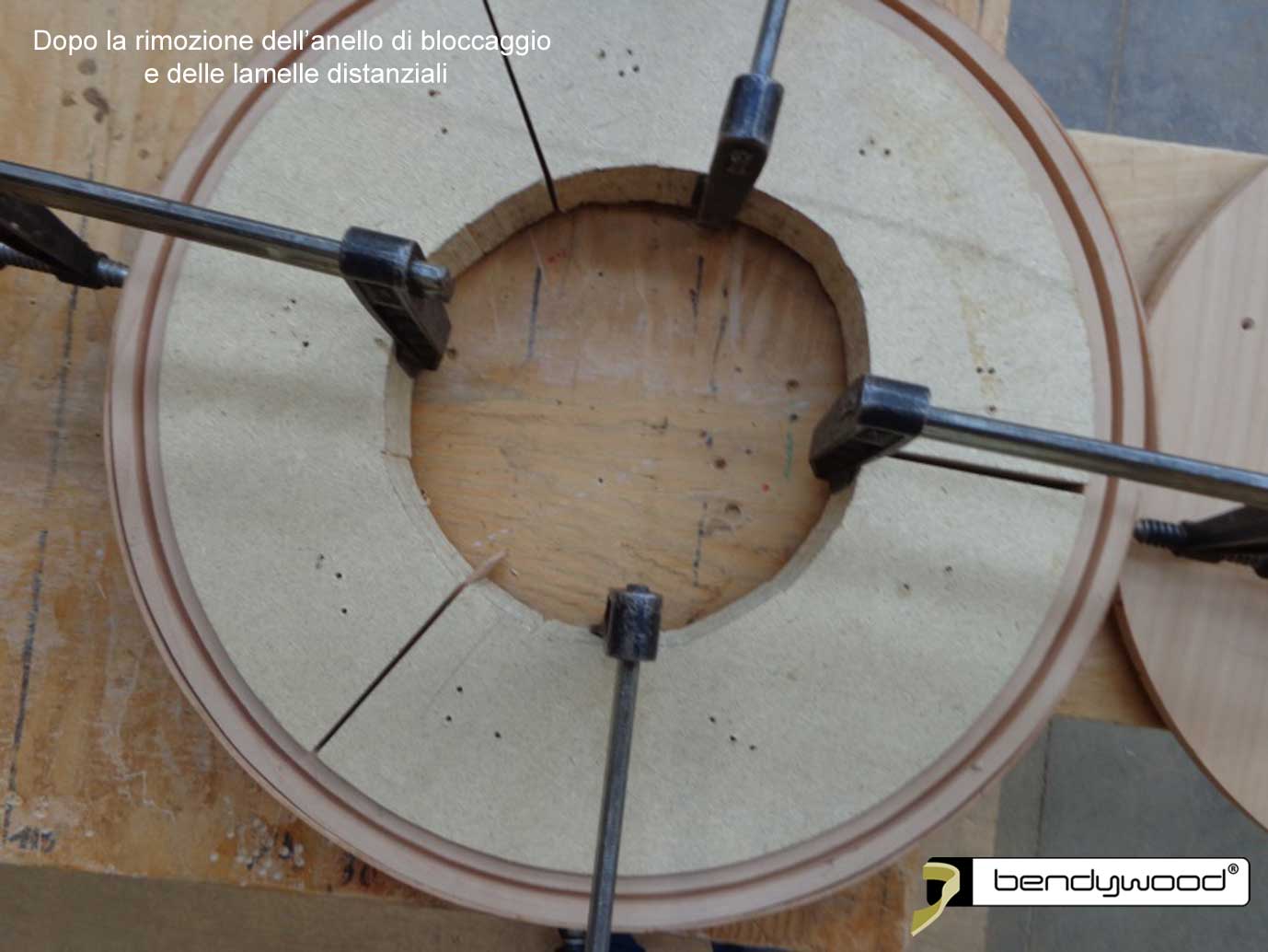 Dopo la rimozione dell'anello compensato - Lampadario in Bendywood®